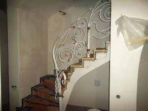 Кованные перила для лестницы и дома