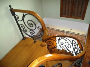 Кованные перила для лестницы и дома