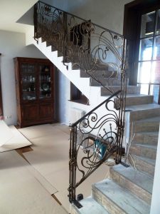Кованные перила для лестницы и дома