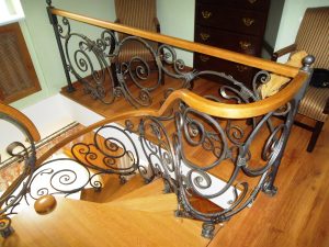 Кованные перила для лестницы и дома